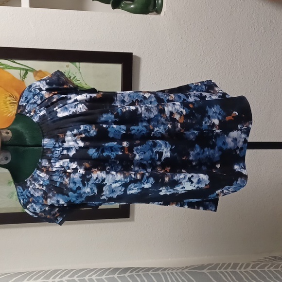 Simply Vera by Vera Wang Blue & Black Floral Blouse, Size Medium - Picture 11 of 13